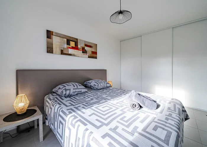 Appartement Superbe 2 Pièces - Piscine Et Garage *